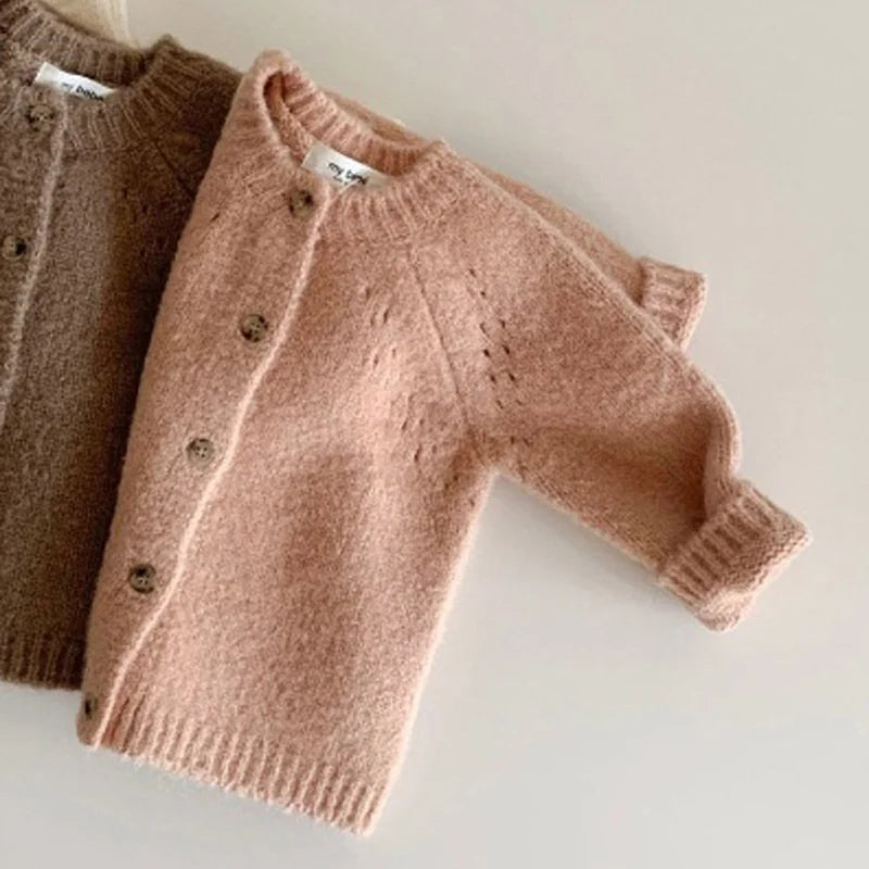 Cardigan Bebê Delicado Premium – Tricô Macio para Meia Estação