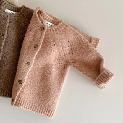 Cardigan Bebê Delicado Premium – Tricô Macio para Meia Estação