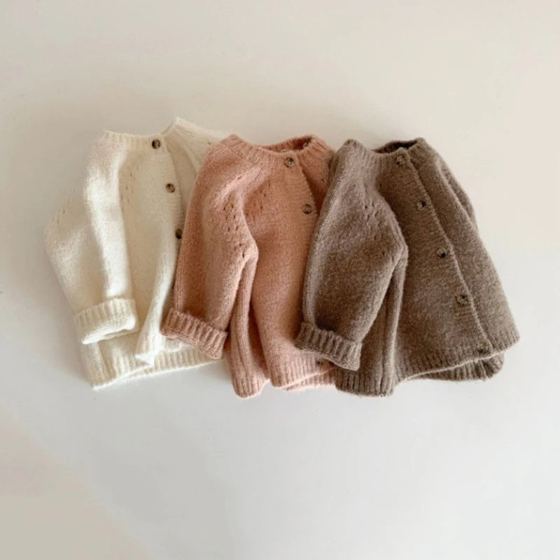 Cardigan Bebê Delicado Premium – Tricô Macio para Meia Estação