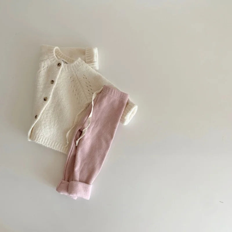 Cardigan Bebê Delicado Premium – Tricô Macio para Meia Estação