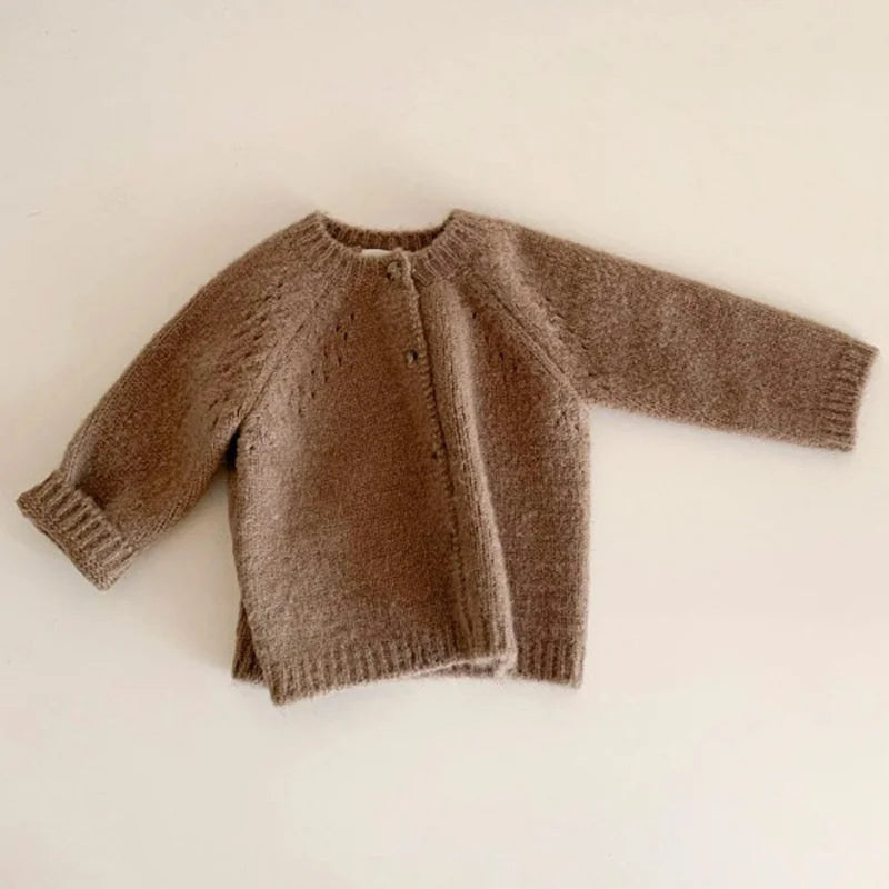 Cardigan Bebê Delicado Premium – Tricô Macio para Meia Estação