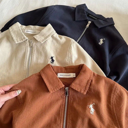 Jaqueta Bebê Premium em Algodão – Proteção Leve com Bordado Delicado
