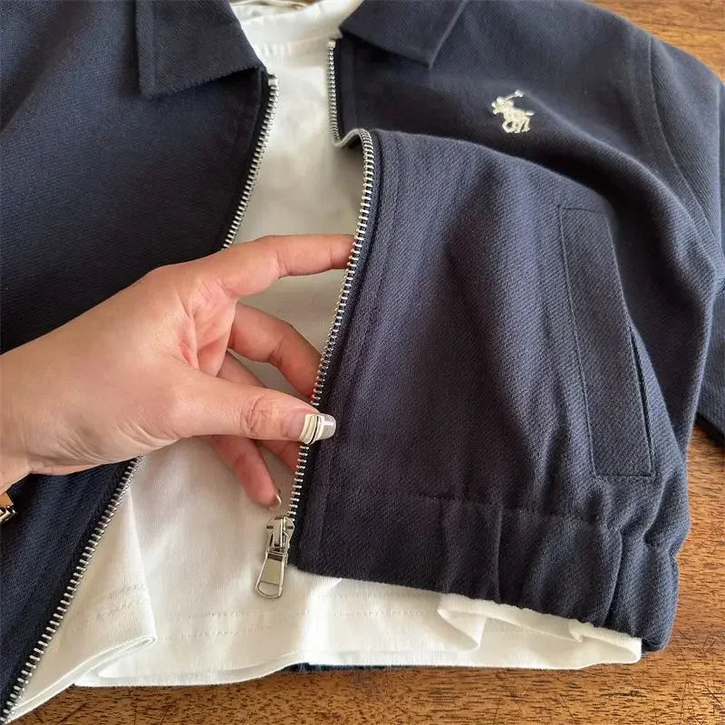 Jaqueta Bebê Premium em Algodão – Proteção Leve com Bordado Delicado